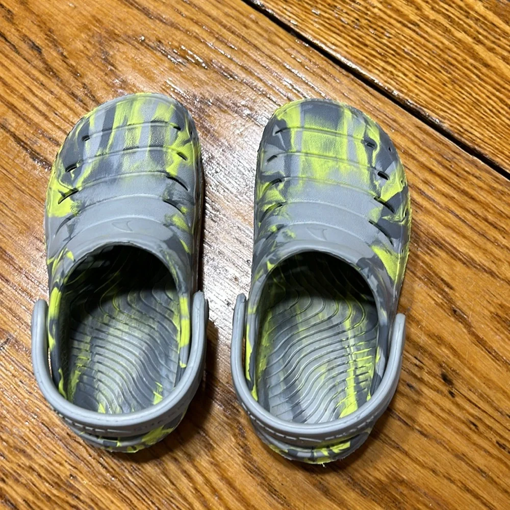 Rugged Shark brand rubber clogs for toddler. Size 7. Great condition.